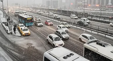 İstanbul'da kar yağışının etkisiyle trafik yoğunluğu yaşanıyor
