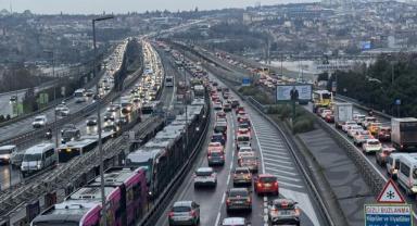 İstanbul'da kar yağışının etkisiyle trafik yoğunluğu yaşanıyor
