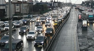 İstanbul'da sabah saatlerinde trafik yoğunluğu yaşanıyor