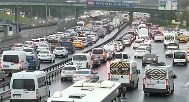 İstanbul'da Bazı Yollarda Trafik Yoğunluğu Yaşanıyor