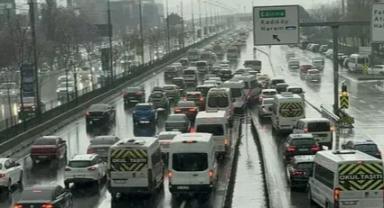 İstanbul'da yağışlı havanın da etkisiyle bazı bölgelerde trafik yoğunluğu yaşanıyor.