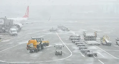 İstanbul Havalimanı'nda karla mücadele çalışmaları sürüyor