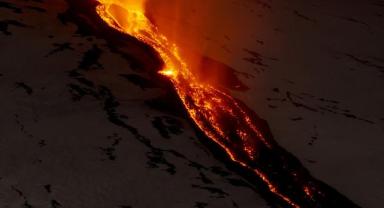 İtalya'da Etna Yanardağı'ndaki lav akışı sürüyor
