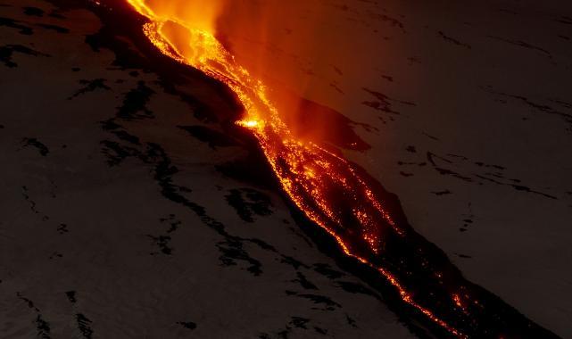 İtalya'da Etna Yanardağı'ndaki lav akışı sürüyor