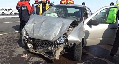 Kars'ta otomobil ile hafif ticari aracın çarpıştığı kazada 9 kişi yaralandı