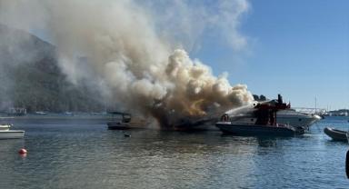 Marmaris'te motoryatta çıkan yangına müdahale ediliyor