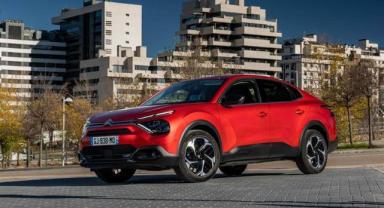 Yenilenen Citroen C4 ve C4 X Türkiye'de tüketicilerle buluştu