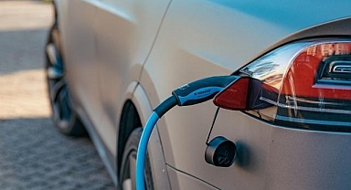 AB'de elektrikli otomobilin pazar payı 2024'te yüzde 13,6'ya geriledi