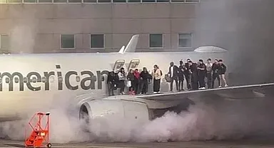 Son Dakika.. Yolcu Uçağında Korku Dolu Anlar: Alev Alev Yanan Kanatta Mahsur Kaldılar!