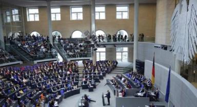 Almanya'da Federal Eyaletler Temsilciler Meclisi milyarlarca avroluk kredi paketini onayladı