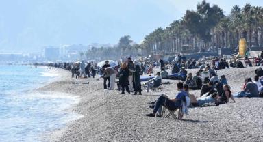 Antalya'da güneşli havayı fırsat bilenler sahillerde yoğunluk oluşturdu