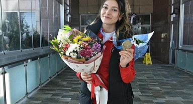 Avrupa ikincisi milli atıcı Damla Köse, Erzurum'da çiçekle karşılandı