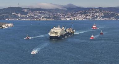 Derin denizde boru indirme gemisi 