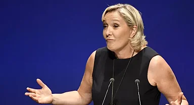 Le Pen, cumhurbaşkanlığı adaylığını engelleyebilecek davada yolsuzlukla yargılanıyor