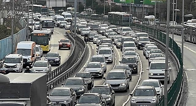 İstanbul'da akşam saatlerinde trafik yoğunluğu yaşanıyor