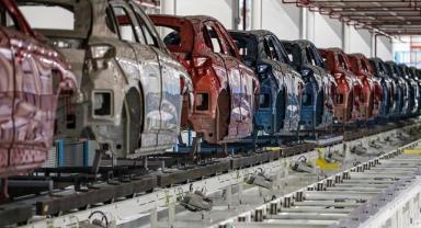 Japon otomobil üreticileri Toyota ve Honda sırasıyla hisseleri yüzde 3,69 ve yüzde 2,91 düştü.