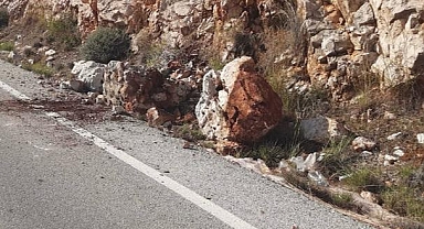 Kaş'ta yağış sonrası kara yoluna düşen kaya parçaları kaldırıldı
