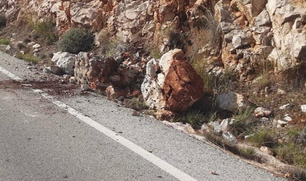 Kaş'ta yağış sonrası kara yoluna düşen kaya parçaları kaldırıldı