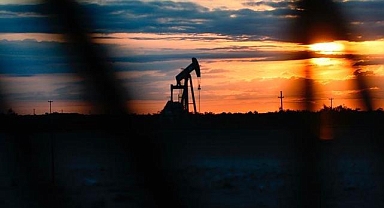 Küresel petrol arzı şubatta günlük 240 bin varil arttı