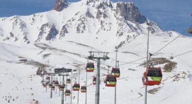 Turistler Erciyes'te güneşli havada kayak yapmanın keyfini çıkardı