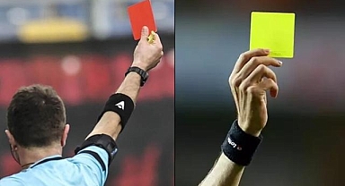 Derbide kartlar havada uçuşuyor