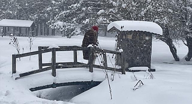 Doğaseverler Abant'ta nisanda yağan karın keyfini çıkardı