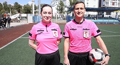 Futbol hakemi çift, yeşil sahalarda birlikte maç yönetiyor