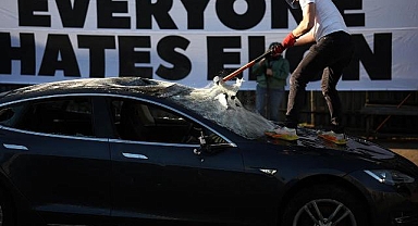 İngiltere'de bir grup, ABD'li milyarder Elon Musk'ı protesto etmek için bir Tesla aracı parçaladı