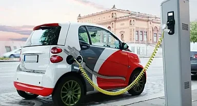 İngiltere, elektrikli araç üreticilerine yönelik kurallarını yumuşattı 