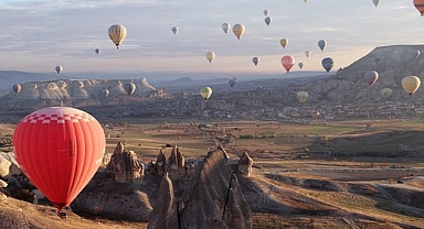 Türkiye'de geçen yıl sıcak hava balonuyla uçan turist sayısı 933 bini geçerek rekor kırdı