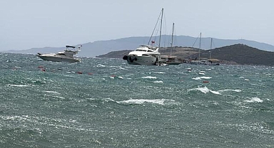 Bodrum'da kuvvetli fırtına nedeniyle feribot seferleri iptal edildi
