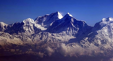 Dünyanın en yüksek zirvesi Everest'e ilk tırmanışın 72. yıl dönümü kutlanıyor