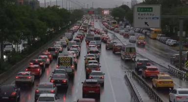 İstanbul'da yağışın da etkisiyle trafik yoğunluğu yüzde 81'e ulaştı
