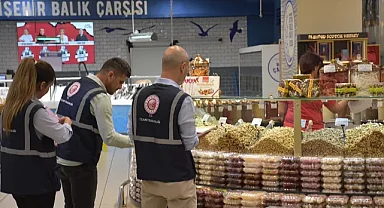 İzmir'de Kurban Bayramı öncesi marketlerde fiyat ve etiket denetimi yapıldı