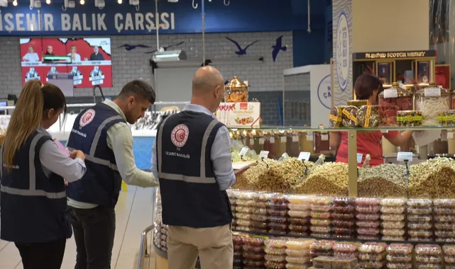 İzmir'de Kurban Bayramı öncesi marketlerde fiyat ve etiket denetimi yapıldı