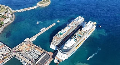 Kuşadası'na 3 kruvaziyerle 8 bin 560 turist geldi