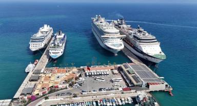 Kuşadası'na 4 kruvaziyerle 7 bin 427 turist geldi