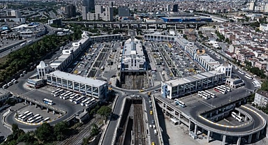 Büyük İstanbul Otogarı'nda tatil dönüşü yoğunluğu sürüyor