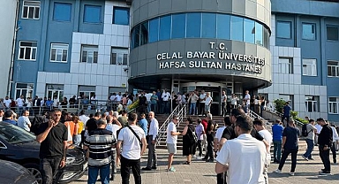 Ferdi Zeyrek'in ölüm haberini alan vatandaşlar hastane önünde toplandı