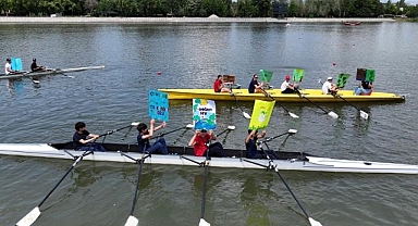 Kürek sporcuları Meriç Nehri'nde açtıkları pankartlarla çevre kirliliğine dikkati çekti