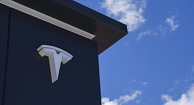 Musk'ın sürücüsüz taksi hizmeti sunacak aracı Cybercab, VivaTech'te görücüye çıktı