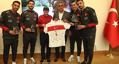 TFF Başkanı Hacıosmanoğlu ve milli futbolcular, Aziz Sancar'ı ziyaret etti