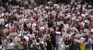 Yaklaşık 20 milyon öğrenci karne alarak yaz tatiline girdi
