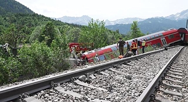 Almanya'da yolcu treninin raydan çıkmasının nedeninin toprak kayması olabileceği belirtildi