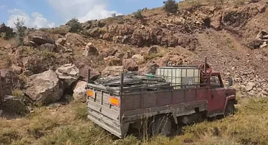 Çalıntı elektrik tellerini kayaların arasına saklayan 3 kişi yakalandı