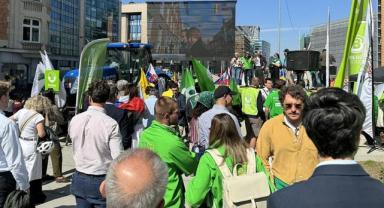 Çiftçiler AB kurumları önünde protesto düzenledi