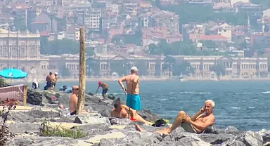 İstanbul'da sıcaktan bunalanlar Boğaz'da yüzerek serinledi