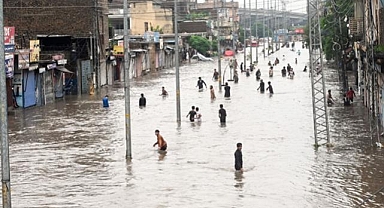 Pakistan'da şiddetli yağışların yol açtığı afetlerde 10 kişi hayatını kaybetti