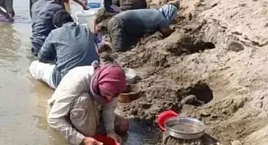 Rakka'da piriti altın sanan köylüler, zengin olma hayaliyle Fırat'ın kıyısına akın etti