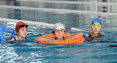 Van'da olimpik havuzlarda yüzme öğrenen çocuklar, güvenli ortamda serinliyor